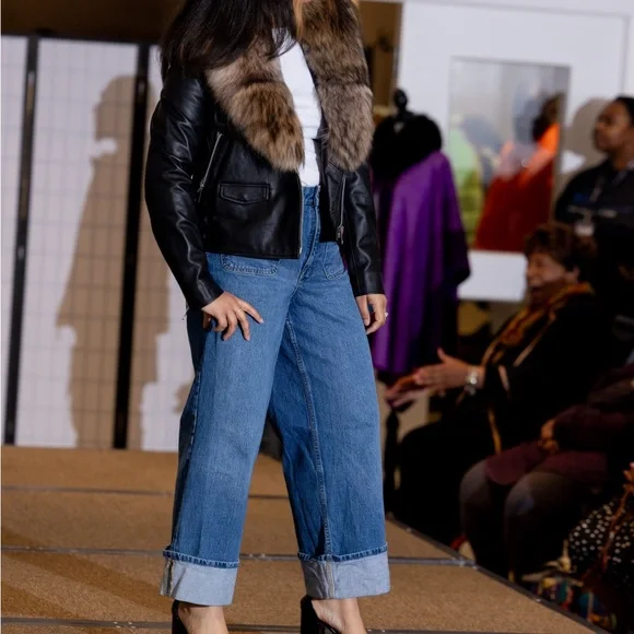Luxurious Black Leather Jacket with Fur Collar